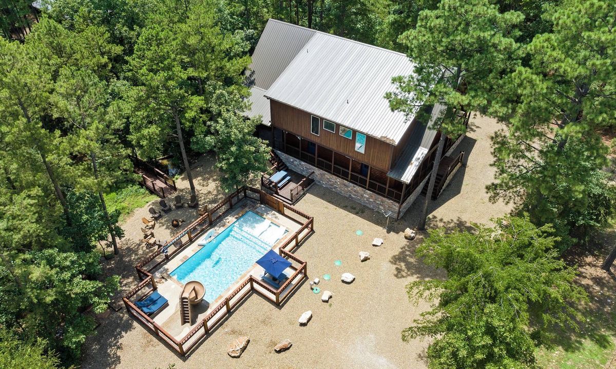 Hochatown Cabin | SplashTime Lodge: 4 BR + POOL, 4.5 Bath, Sleeps 18