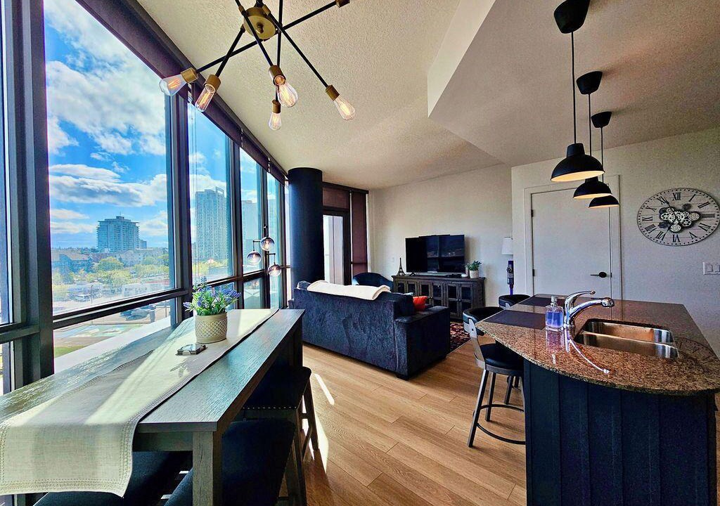 Victoria Park Apartment | Stampede & Heart of Calgary Luxury & 1 bedroom & Parking included
