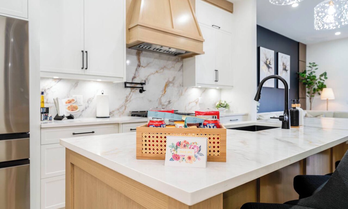 Rosscarrock House | Stampede Last Minute Deal 3BR Home Downtown Patio & AC