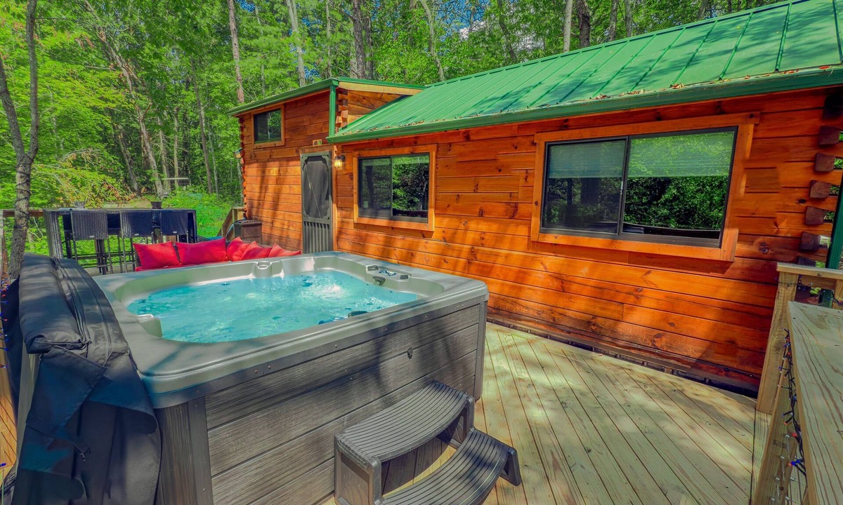 Campton Cabin | Stay in Style and Comfort at Moonshine Manor