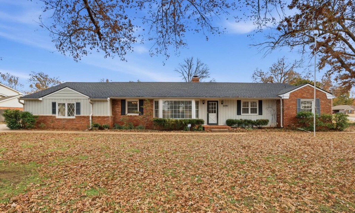 Ponca City House | Stunning 4-Bedroom Home with Outdoor Pool & A/C in Ponca City