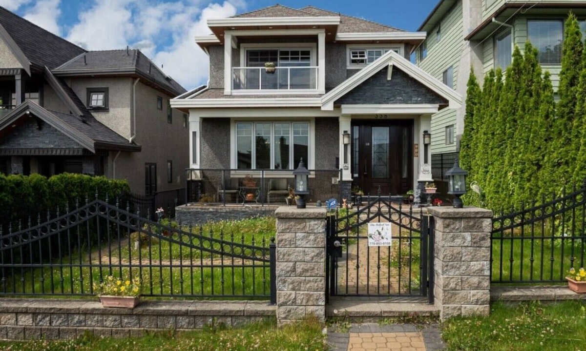 Upper Lonsdale House | Stunning North Shore Family Home - Amazing Views!