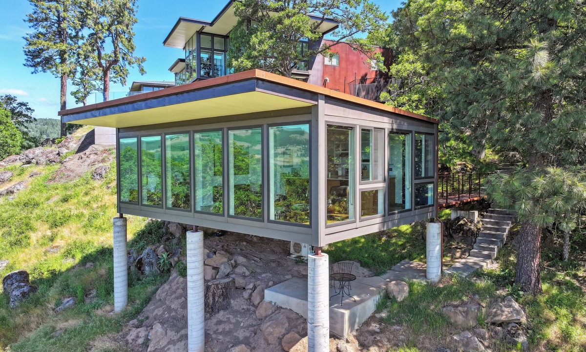White Salmon House | Stunning views from our modern guesthouse of Mt Hood, the Gorge, and Hood River