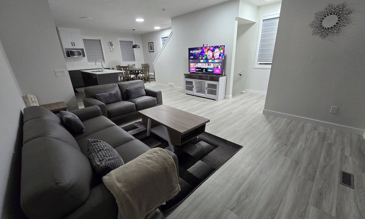 Calgary House | Stylish Bedrooms 3 story townhome. Attached garage| 8 sleeps Near to YYC |