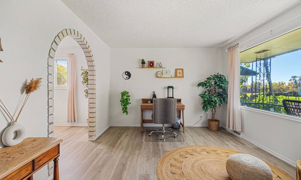 Southeast Calgary Apartment | Stylish Family Suite - quiet, spacious, full kitchen, 3BR, sleep 8