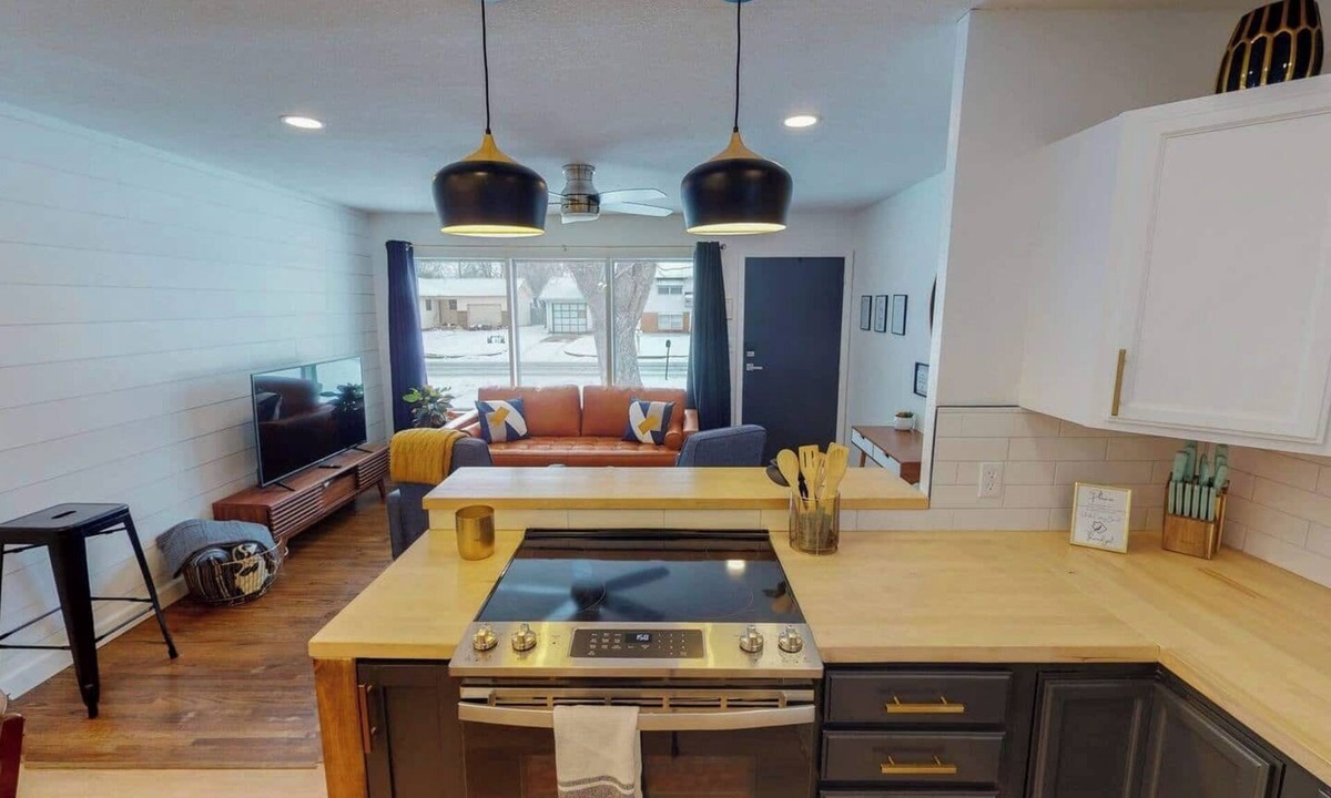 Wichita House | Stylish Mid-Century Home | 4BR | 2 King Beds | Sleeps 10 | Big Backyard