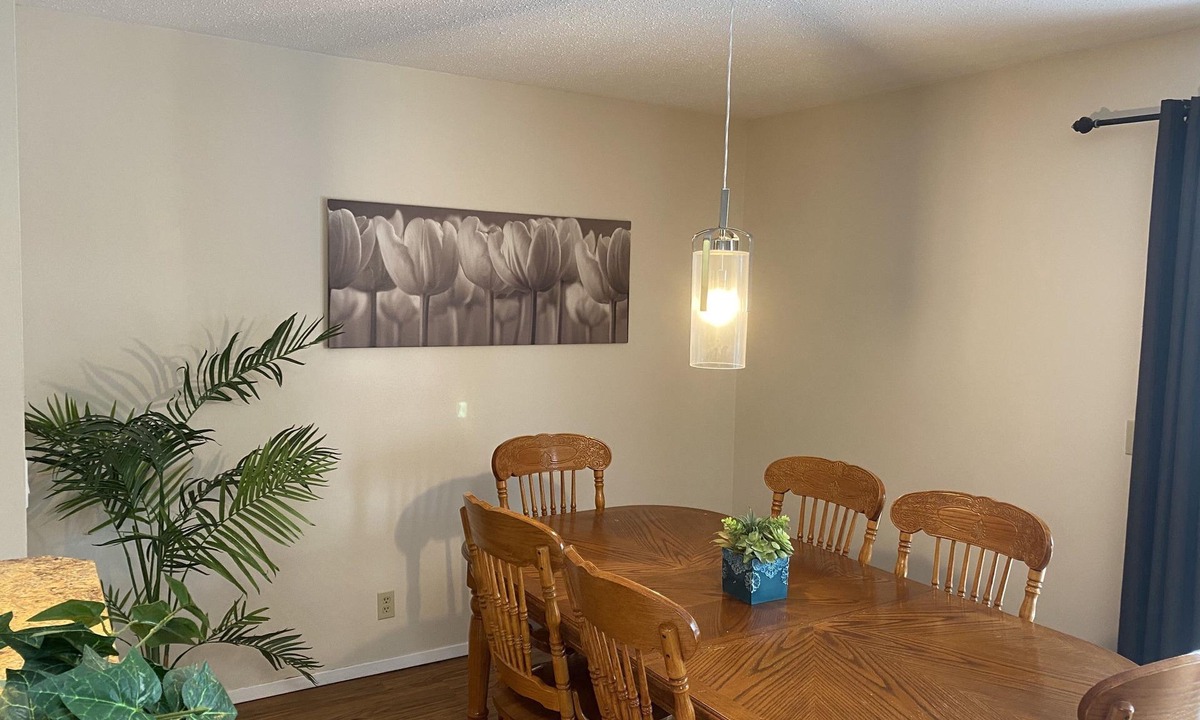 Montgomery House | SUMMIT & CITY STAY VRBO HOME —River, Mountains, Downtown, Mall, Stampede & More!