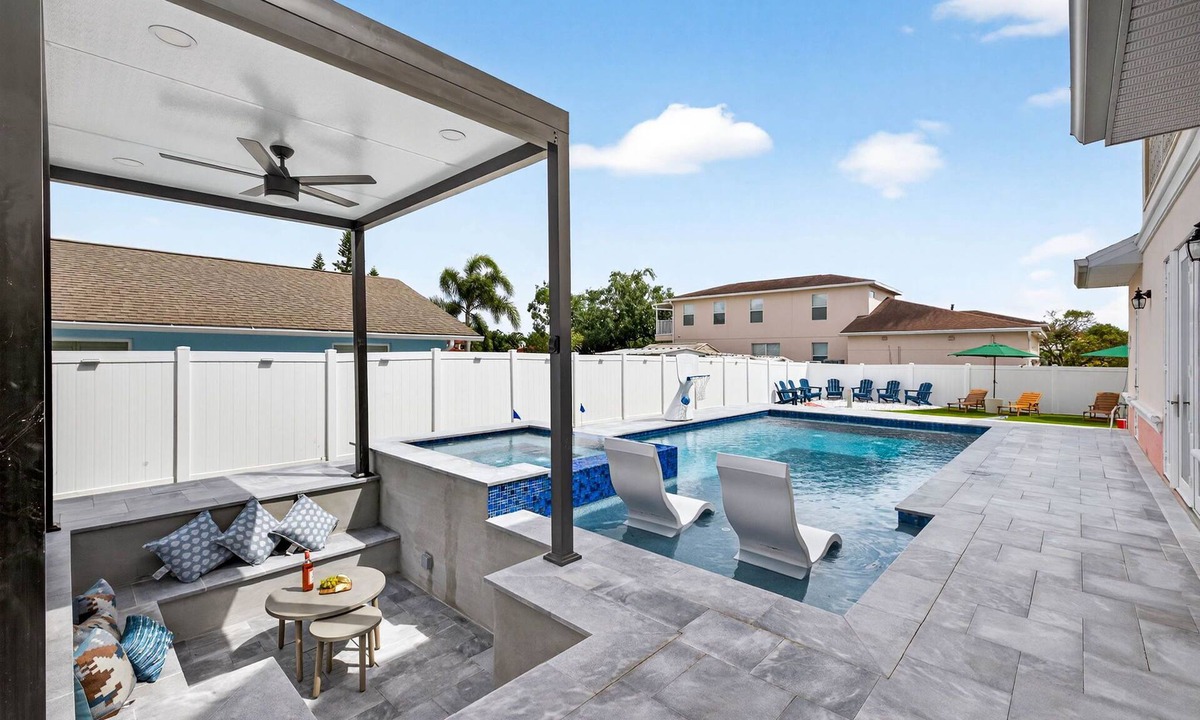 Clearwater House | Sunshine Villa 6 bedrooms 6bathroom heated pool Clearwater