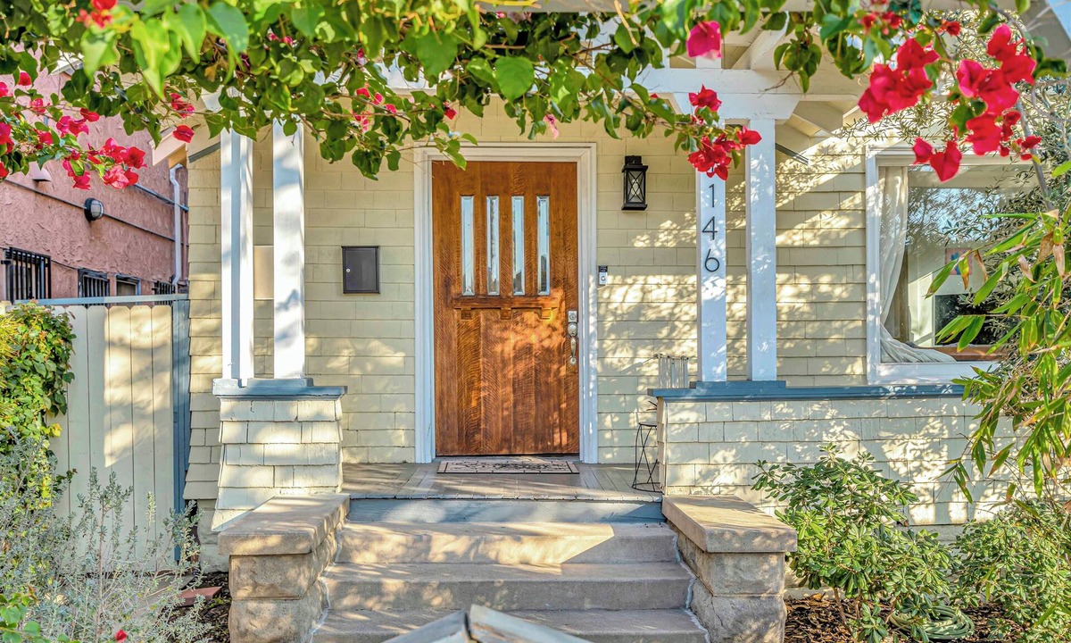Willmore House | Super-Clean Bright & Big Private House w Huge Yard Near Beach, shopping + dining