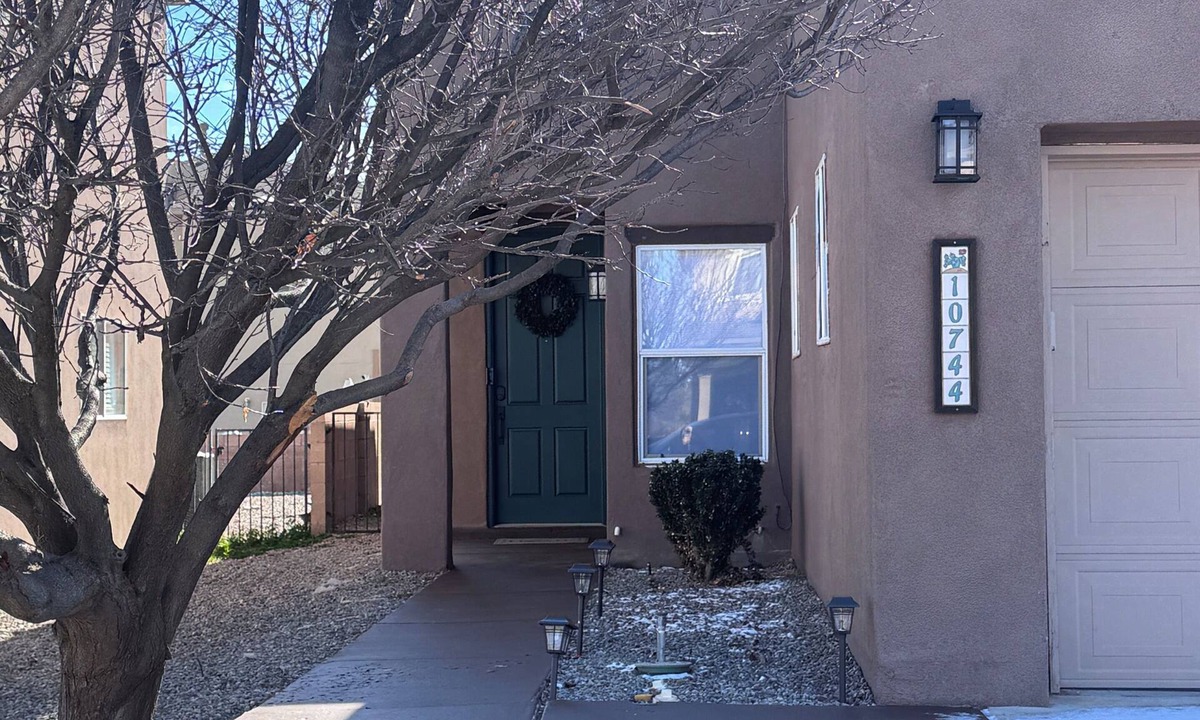Westgate Heights House | Superb 3-bedroom comfy home located in albuquerque gated community