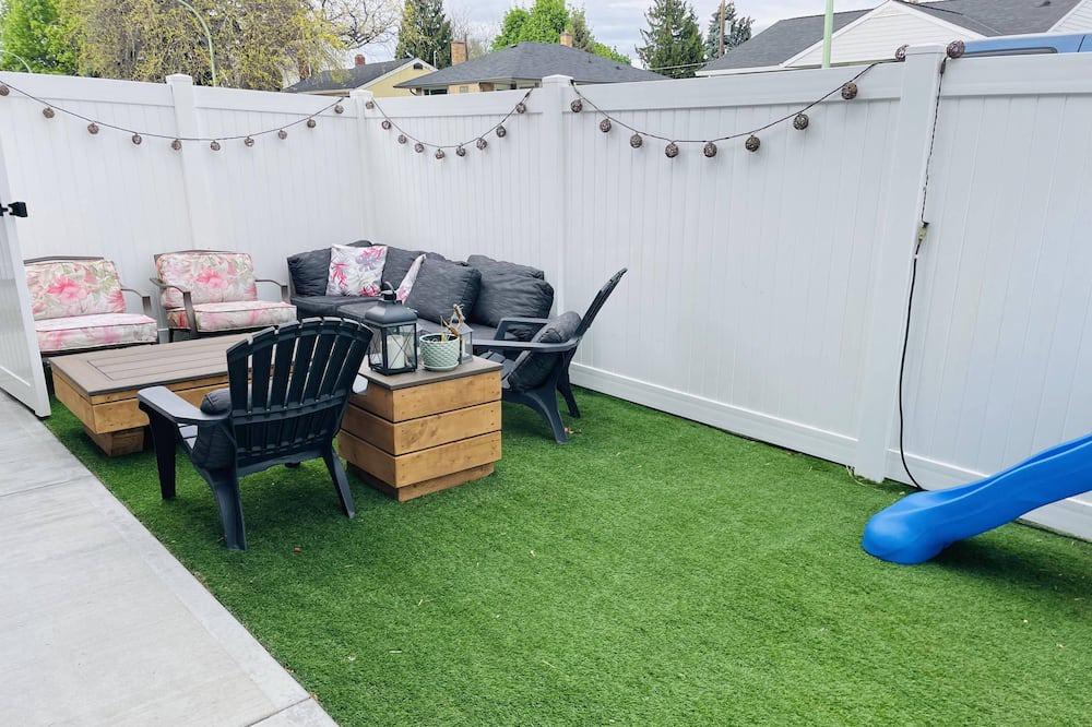 South Central House | SUPREME LOCATION, Right Downtown Walk to Beaches & Restaurants. Tranquil Patio