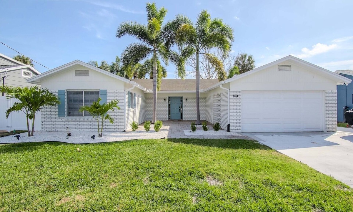 Bay Crest Park House | TAMPA BAY WATERFRONT RETREAT~Close to airport, beaches, stadium, Moffitt & more!
