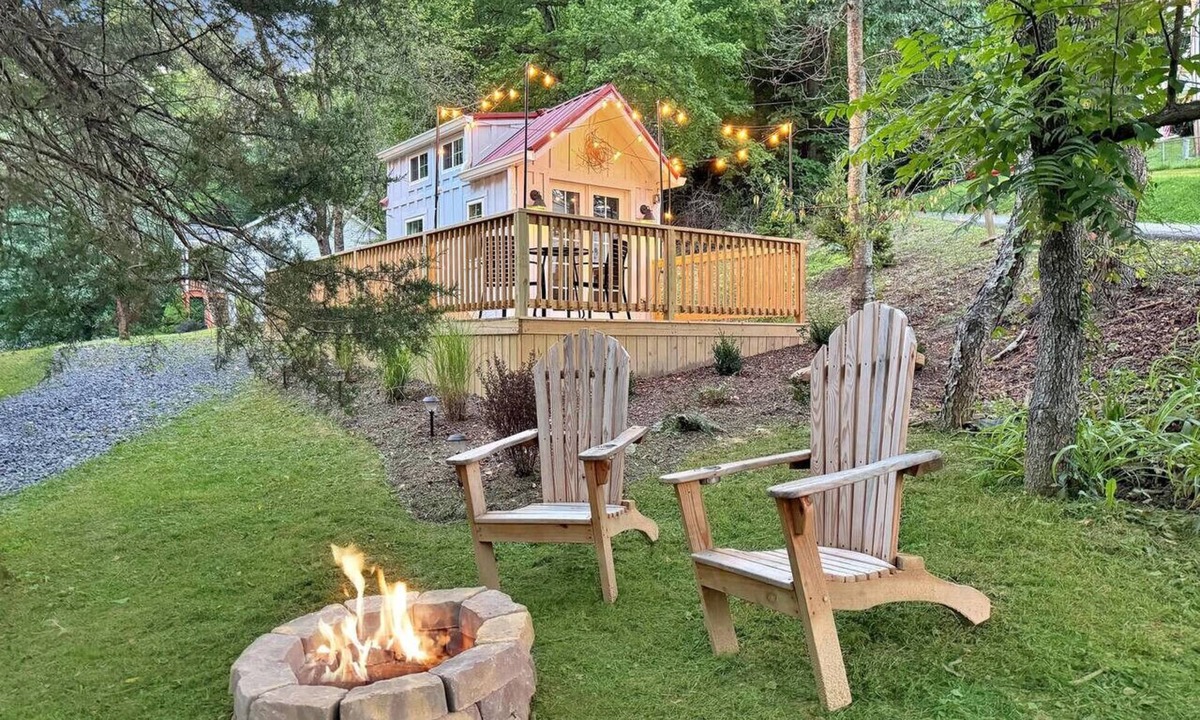 Summersville House | The Acorn - Cozy Retreat in the Heart of Summersville