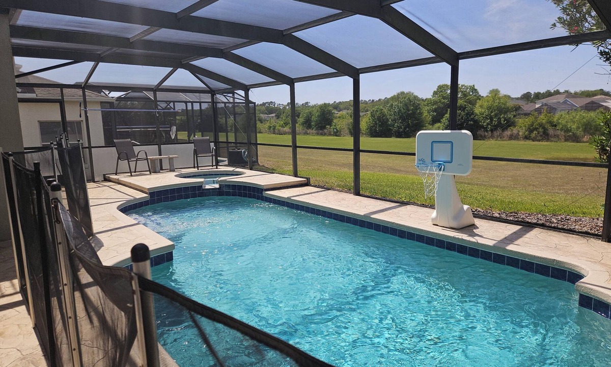West Haven House | 'The Magic Castle" spacious home sleeps up to 14. 9 miles to disney