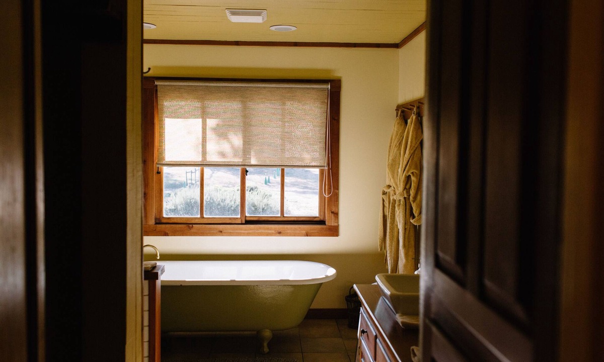 Ukiah House | The Toll House & Bunkhouse at Whispertree; Elegantly Renovated Historic Home!