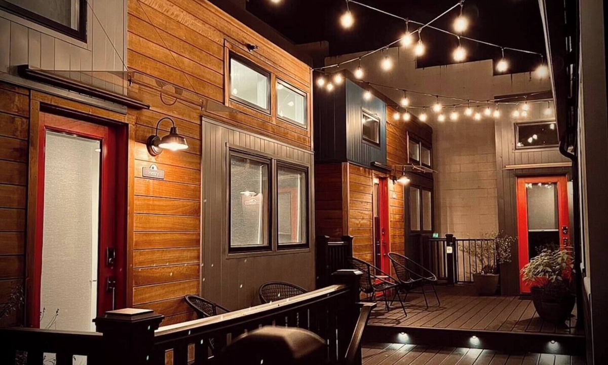 Uptown Hotel | The Vera - Cute Tiny House - AC, WiFi, 96 Walk Score!