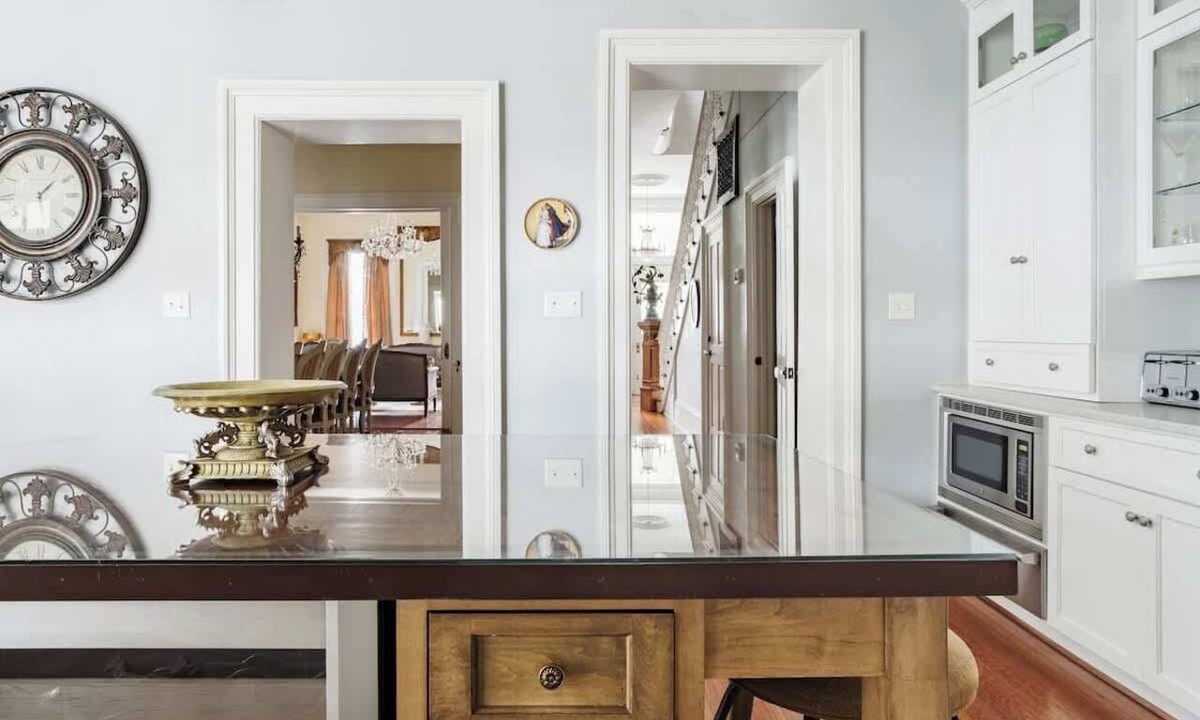 Historic Downtown Savannah Condo | The Wedding Cake Collection for 16