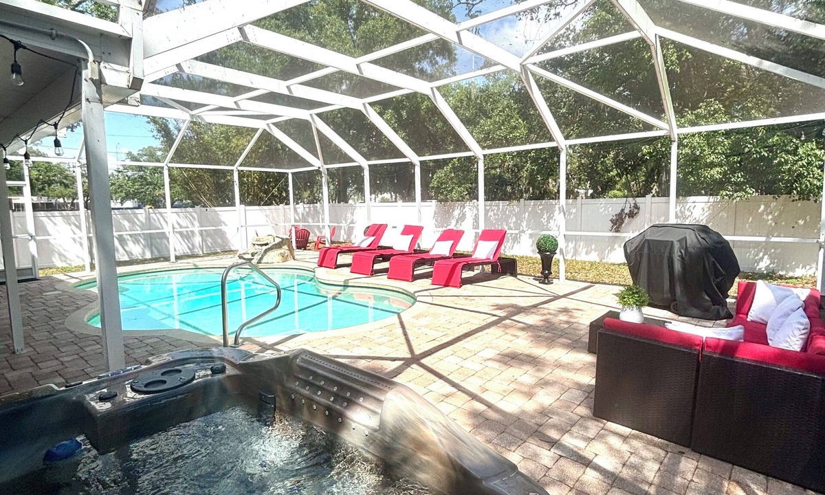 Largo House | TIKI BAR+SAUNA+HEATED POOL+HOT TUB! 7 MILES TO THE BEACH 3BD 2BA 2 KING BEDS!
