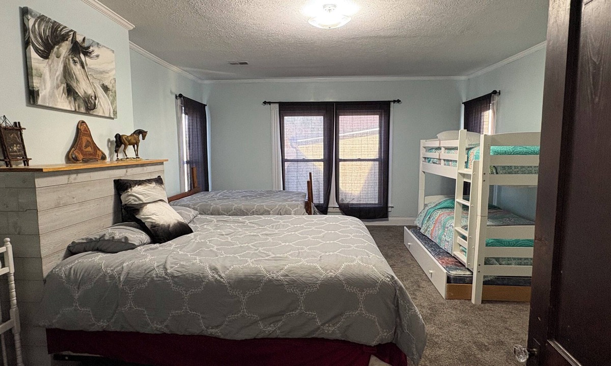Irvine Bed & Breakfast | Traditional Bed & Breakfast in Irvine KY with Swimming pool, Wi-Fi Room 2