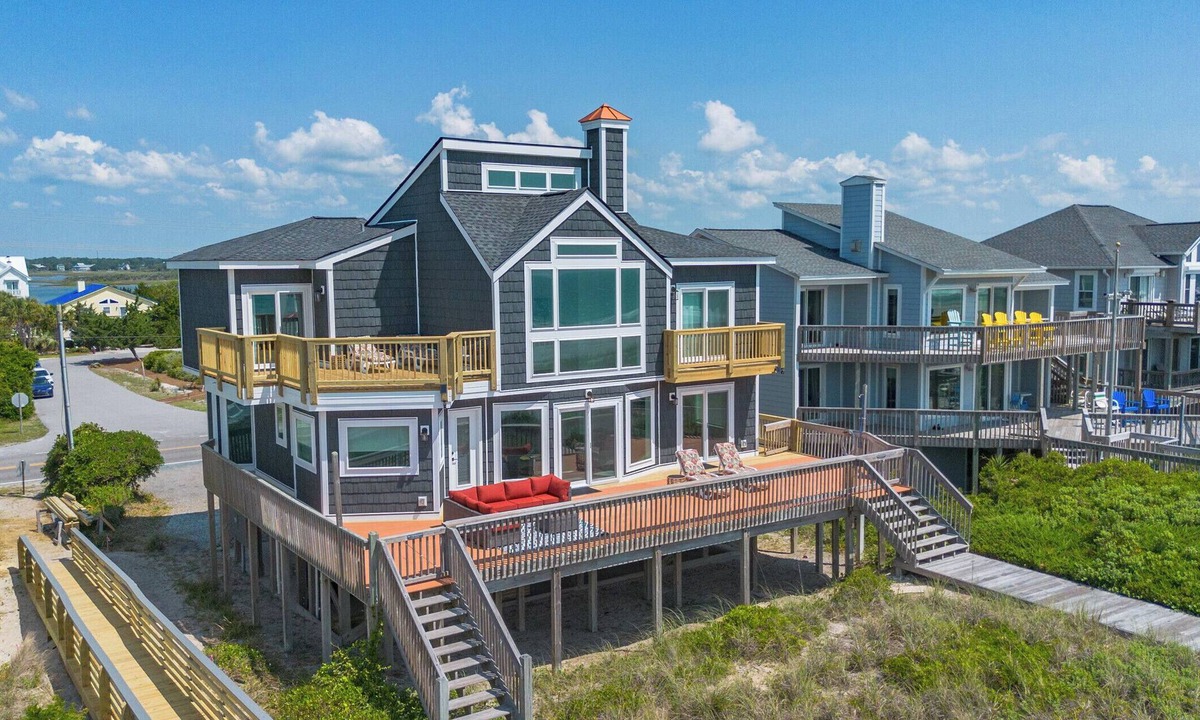 Topsail Beach House | TurtleTrax on Topsail Beach : Stunning oceanfront retreat!
