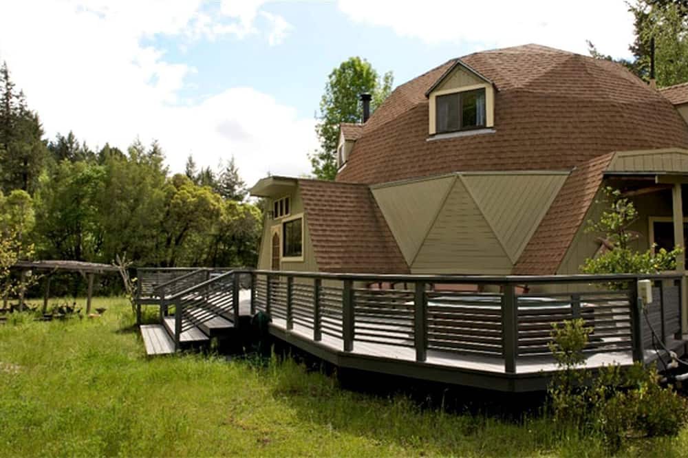 Philo Cabin | Unique Dome with Hot Tub for a Family Getaway in Philo, California