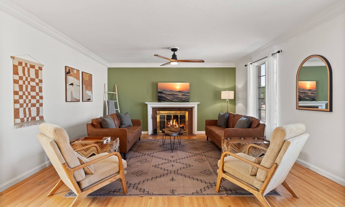 Altura Addition House | Updated Spacious 4-bedroom house near Nob Hill and UNM.