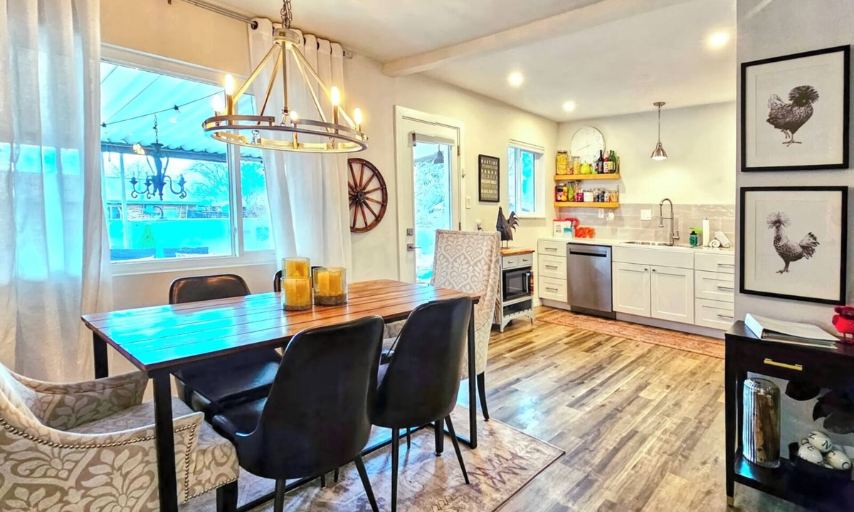 Albuquerque House | UPgraded. UPscale. UPtown! 3 bed, 2 bath, sleeps 6! Near UNM + Nob Hill too!