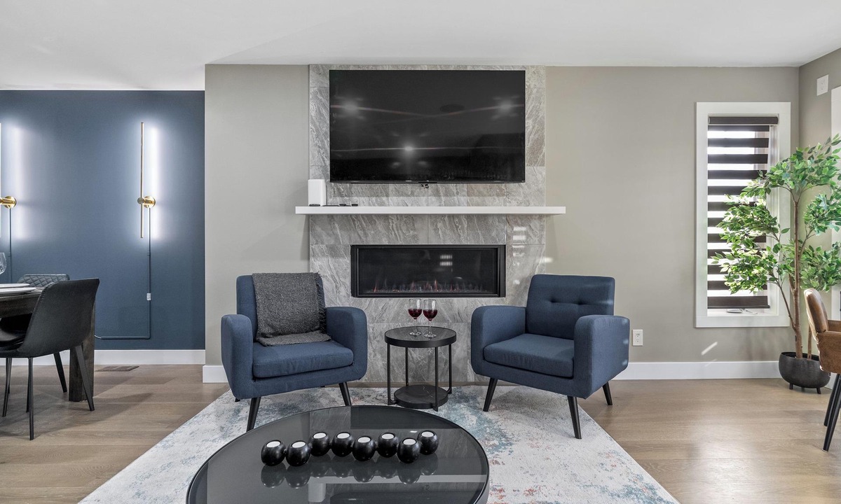 Connaught House | *Upscale Downtown Home on 17 Ave l 5 Mins to Stampede l Two King Rooms*