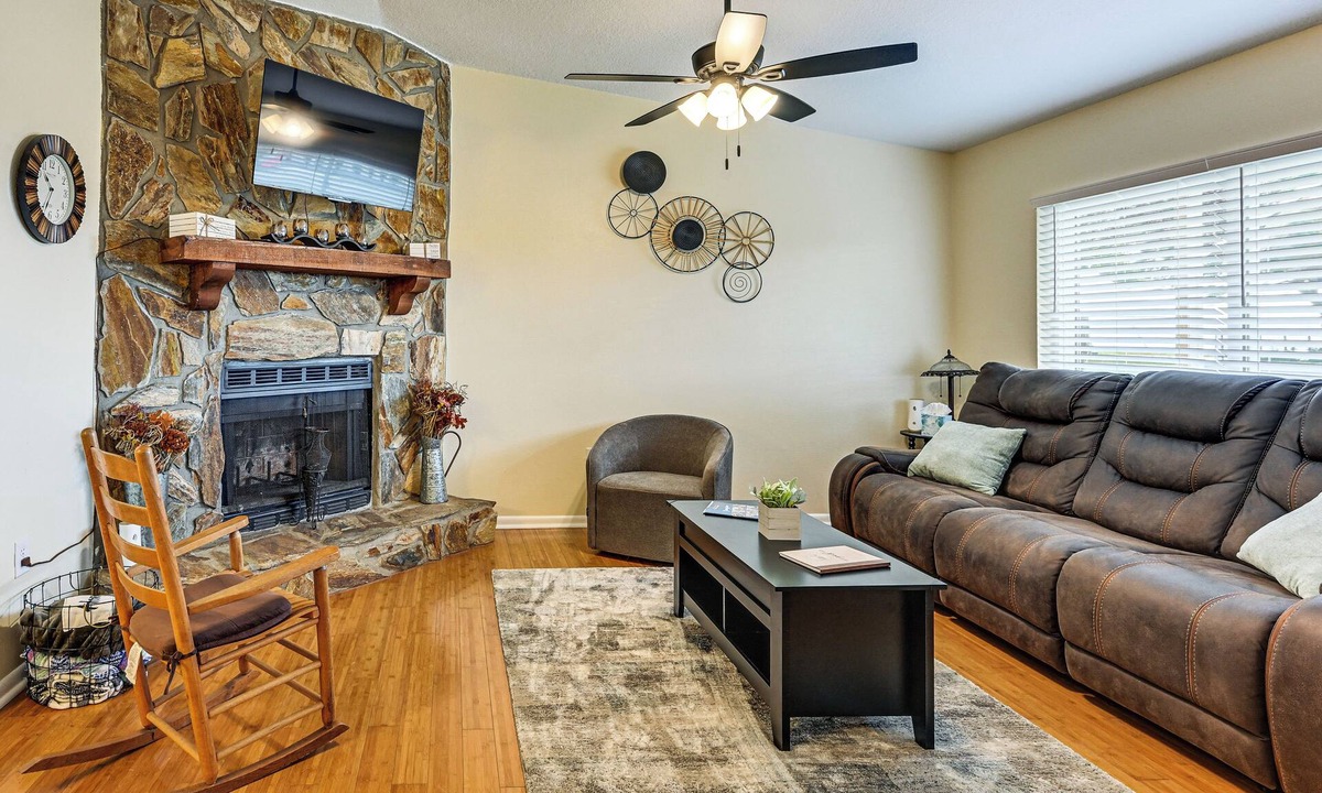 Auburndale House | Walk to Lake Ariana Park! Home w/Screened Porch