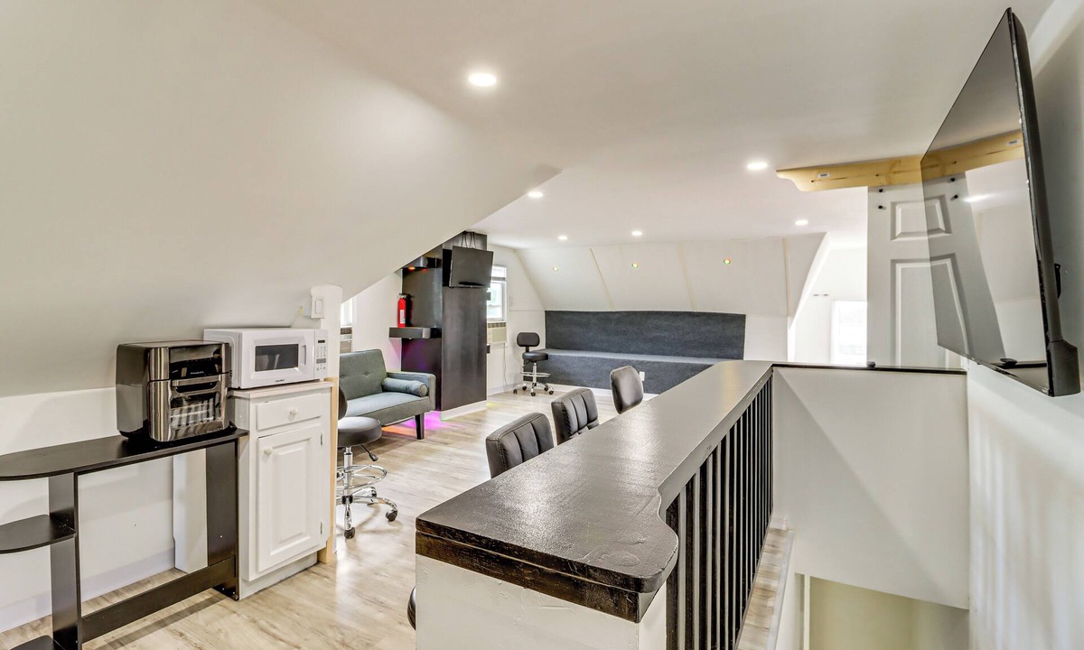 Arlington Heights Apartment | Walk to Main St Stroudsburg! Pocono Townhome