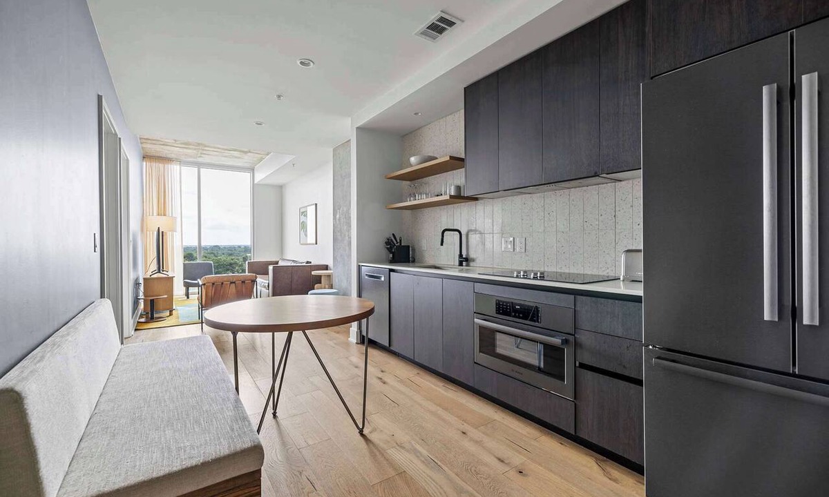 Rainey Street Historic District Condo | Walk to Rainey St | Heated Pool | Gym