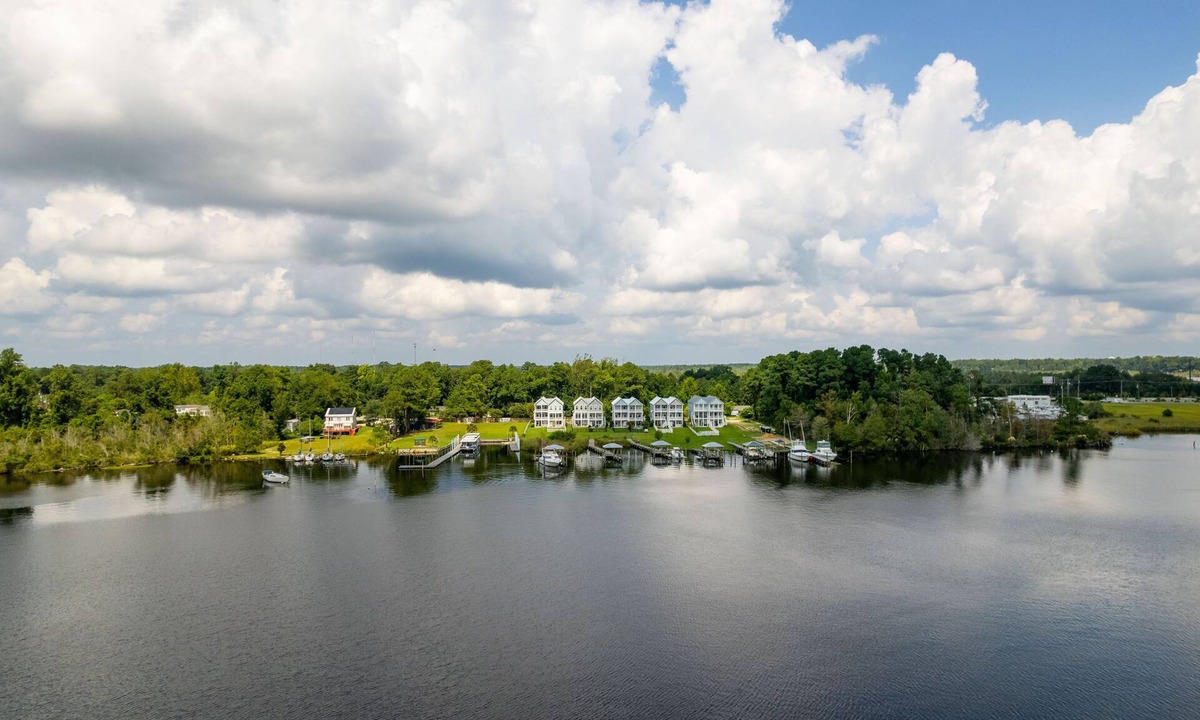 Jacksonville House | Water front downtown Jacksonville center Camp Lejeune New River Air Station