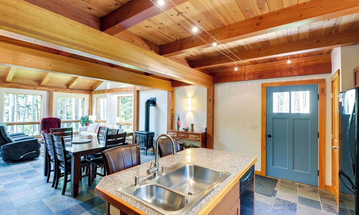 Deer Isle Cottage | Waterfront Deer Isle Retreat w/Fire Pit!