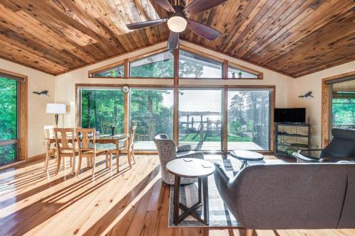 Lancaster House | Waterfront Lancaster Cabin ~ 10 Mi to Kilmarnock!