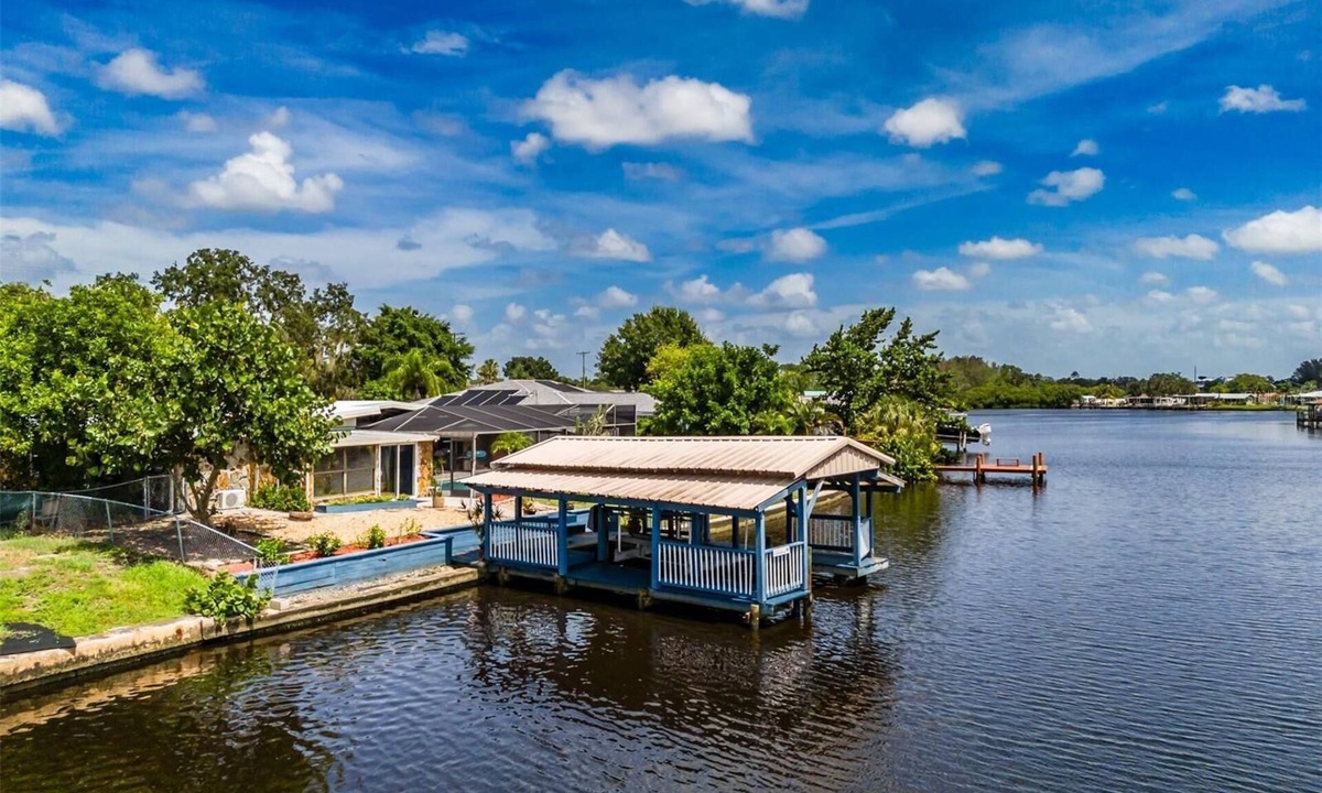 Ruskin House | Waterfront Mid Century Cottage w/Pool and Spa- Close to beaches - Sleeps 9