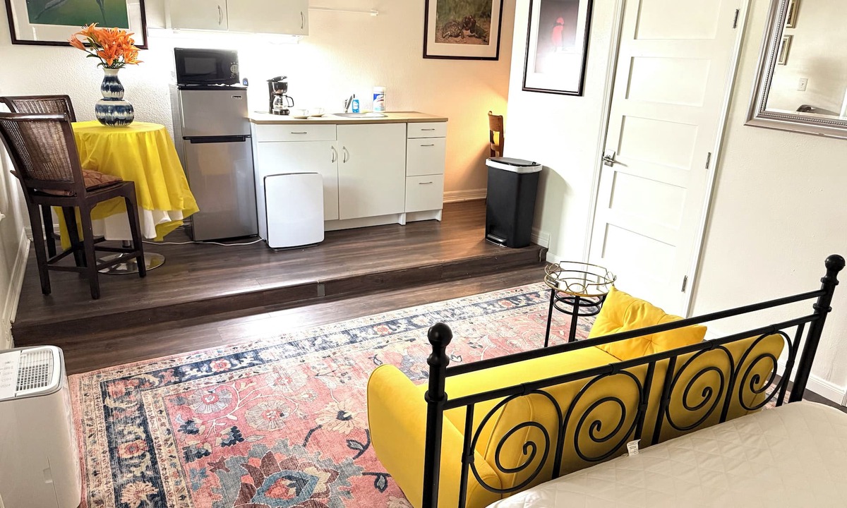 Sunset Oaks Apartment | Welcoming studio in Sunset Valley for a peaceful getaway surrounded by woodland