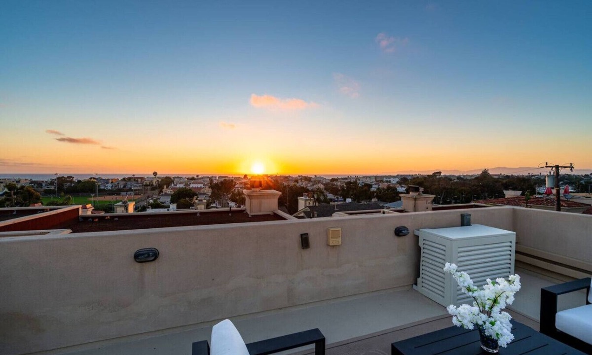 Hermosa Beach Villa | West of PCH King 3-bdrm w A/C!