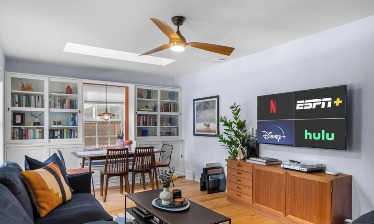 East Cesar Chavez House | Your E Austin Story Starts at The Bright Blue Bungalow Mins to Lady Bird Lake