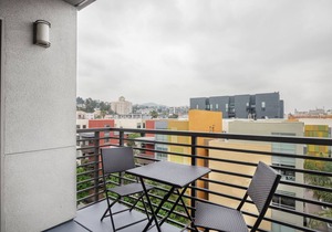Crisp Hollywood 1BR, Gym + Pool near Chinese Theater, by Blueground