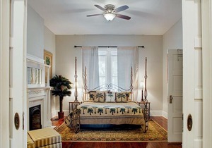 Elegant Brick 2 Br In Downtown Savannah
