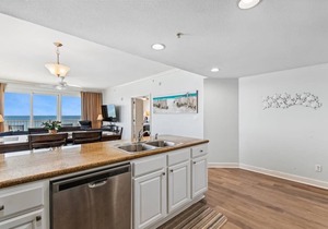 Gulf Front Corner Unit Fantastic Views Free Beach Service!