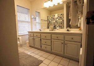 Light & Bright - 2 Bedrooms, 2 Bathrooms - Blocks from Downtown with River Views