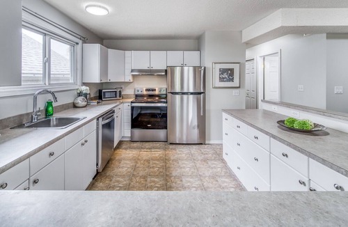 Mount Pleasant Apartment | $0 Cleaning, Close to Airport! Center of Calgary!