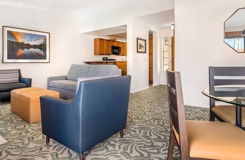 San Diego Country Estates Condo | 1 BDRM CONDO SALTWATER HEATED POOLS, HOT TUBS, RACQUET CLUB, 17 TENNIS COURTS
