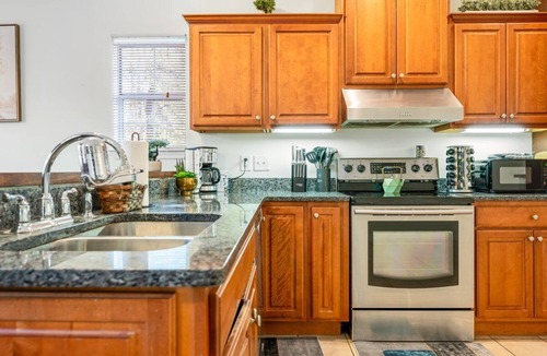 Colonial Oaks House | #1 Executive Rental - 75"TV King Bed + Large Yard