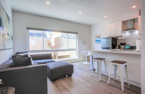 Mission Beach Condo | 1 House to Beach * New Remodel * Top Level * A/C