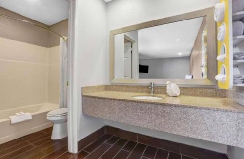 Ukiah Apartment | 1 King Bed|Nsmk,Balcony,Micfridge,Sofa-Bed