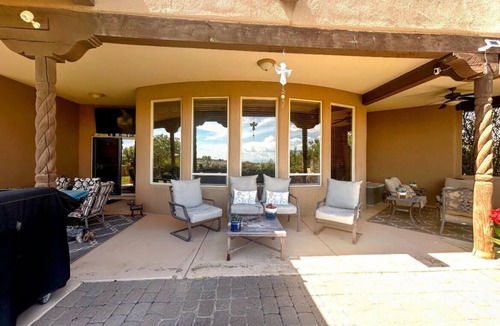 Corrales House | 10 Min To Albuquerque Balloon Park ~ Corrales Oasis ~ Hot Tub ~ Amazing Views!