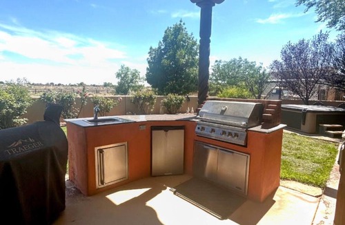Corrales House | 10 Min To Albuquerque Balloon Park ~ Corrales Oasis ~ Hot Tub ~ Amazing Views!