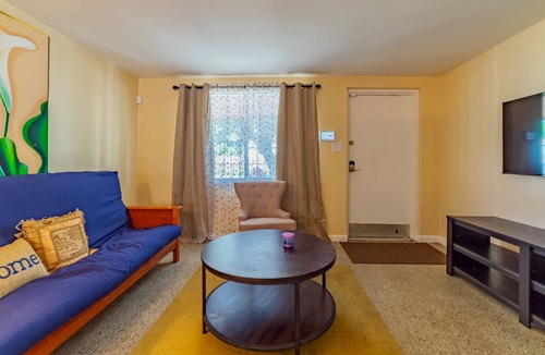 University Apartment | 10 minutes to Busch Gardens and USF. Family sized space with backyard and grill.